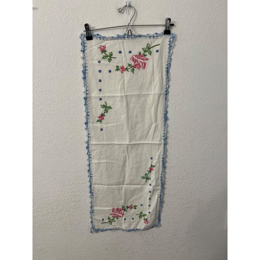 Crochet flower embroidered full bloom rise cuttings table runner